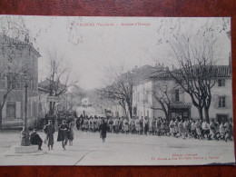 84 - VALRÉAS - Avenue D' Orange. (Défilé Militaire) - Valreas