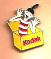 Pin's Kodak, Photographie, Humour (surprise, Photo, Lutin Qui Sort D'une Boîte) - Photography