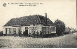 ZUIENKERKE - ZUYENKERKE - De Kalsijde Naar Het Dorp - La Chaussée Vers Le Village ( Animée Cycliste ) Café Estaminet - Zuienkerke