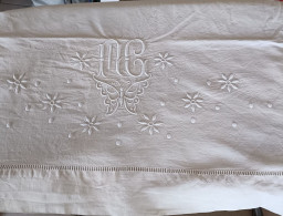 DRAP Ancien Brodé Fleurs Et Papillon Et Monogrammé Dimensions 2m 05 X 33 02 - Lakens