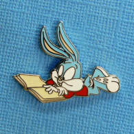 1 PIN'S /  ** LOONEY TUNES BABY / BUNNY EN PLEINE LECTURE ** . (Démons & Merveilles ™ & © 1991 Warner Bros INC).  - Cinéma