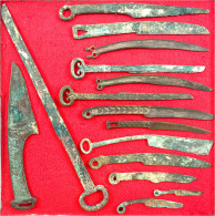 Sammlung Von 15 Verschiedenen Bronze-Messern, Meist Wohl Der Chou-Dynastie. 6,5 Bis 29,3 Cm. Besichtigen. Auf Bebaschube - Chine