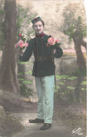 FANTAISIES - Un Homme Tenant Des Bouquets De Fleurs - Colorisé - Carte Postale Ancienne - Men