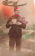 FANTAISIES - Un Militaire Tenant Un Bouquet De Fleurs Et Une Lettre - Colorisé - Carte Postale Ancienne - Männer
