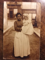 Carte Photo, Eymet, Une Maman Portant Son Bébé, Avec Coiffe (ou Bonne, Gouvernante?) - Eymet