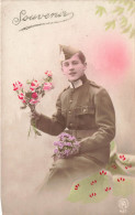 FANTAISIES - Souvenir - Un Militaire Tenant Un Bouquet De Fleurs - Colorisé - Carte Postale Ancienne - Hommes