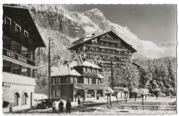 74. CPSM. Haute Savoie. Plateau D'Assy. La Place De La Poste Et L'aiguille D'Ayère. (animée, Auto, 203 Peugeot) - Passy