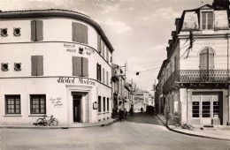 17 - MATHA _S26129_ Rue D'Angoulême - Hôtel Moderne - CPSM 14x9 Cm - Matha