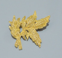 -BROCHE FANTAISIE FEUILLE LAITON Doré Collection BIJOU VINTAGE Bijou Ancien    E - Broches