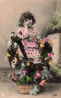 ENFANTS - Une Petite Fille Avec Un Grand Panier De Fleurs - Colorisé - Carte Postale Ancienne - Ritratti