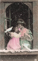 ENFANTS - Une Petite Fille à La Fenêtre Avec Sa Mère - Colorisé - Carte Postale Ancienne - Ritratti