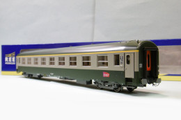 REE - Voiture UIC Y SNCF A9 1ère Classe C160 ép. V Réf. VB-305 Neuf NBO HO 1/87 - Passagierwagen