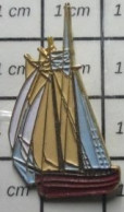 1018A Pin's Pins / Beau Et Rare / BATEAUX / BATEAU ANCIEN VIEUX GREEMENT PECHE VOILE VOILIER - Boten