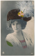 T2/T3 1911 Hölgy Kalapos Rátéttel / Lady With Hat Applique  (fl) - Zonder Classificatie