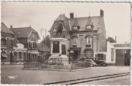 ARLEUX  LE MONUMENT AUX MORTS ET LA PLACE - Arleux