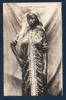 Djibouti. Femme Somalis Avec Robe Brodée, Colliers Et Bracelets - Gibuti