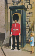 U-K -- Sentry At WINDSOR  Castle ( Animée , Garde Royal + Enfant ).....timbre....cachet - Windsor Castle
