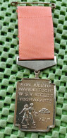 Medaille  - Kon. Juliana Wandel -W.S.V Steeds Voorwaarts Velp -  Original Foto  !!  Medallion  Dutch - Autres & Non Classés