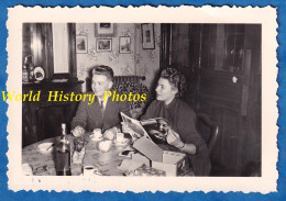 Photo Ancienne Snapshot - Portrait Couple Autour D'un Café Magazine Decor Bouteille De Vin Garçon Fille Homme Femme Mode - Objetos