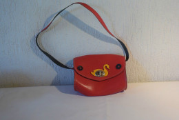 C44 Beau Sac Vintage Rouge Avec Déco Canard Cygne - Leather Goods 