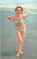 PIN-UPS - Femmes - Femme Seule Souriante Sur Une Plage - Carte Postale - Pin-Ups