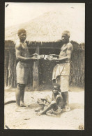 Postal Fotografico Nativos TOCADORES MBIRA / KALIMBA Musica Angola (?).Old Real Pohto Postcard MUSIC BAND Africa - Angola