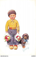 PETIT GARCON EN COSTUME TRADITIONNEL D'AUTRICHE AVEC DEUX BOUQUETS DE FLEURS ET UN CHIEN ILLUSTRATION FEIERTAG - Feiertag, Karl