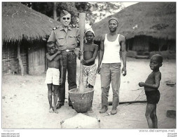 18Pt*    GUINEE PORTUGAL PHOTO EM BOR EN 1966 OFFICIER POTUGAIS ET INDIGENES - Guinea-Bissau