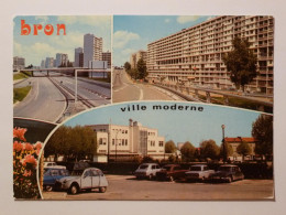 BRON (69/Rhône) - Immeuble En Bordure Du Boulevard Périphérique - Parking Avec Voitures Dont CITROEN 2 CV - Bron