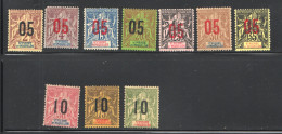 Série Groupe Surchargés «05» Et «10» Yv 94-104, Sauf 101 Charnières Très Légères - Unused Stamps
