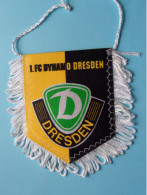 1. FC DYNAMO DRESDEN >> WIMPEL (Drapeau) FANION De FOOTBALL / VOETBAL (Pennant) > ( See Scan ) +/- 10 X 8 Cm.! - Bekleidung, Souvenirs Und Sonstige