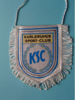 KARLSRUHER SPORT-CLUB - KSC >> WIMPEL (Drapeau) FANION De FOOTBALL / VOETBAL (Pennant) ( See Scan ) +/- 10 X 8 Cm.! - Bekleidung, Souvenirs Und Sonstige