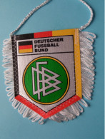 DEUTSCHER FUSSBALL BUND >> FANION De FOOTBALL / VOETBAL (Pennant) WIMPEL (Drapeau) ( See Scan ) +/- 10 X 8 Cm.! - Bekleidung, Souvenirs Und Sonstige