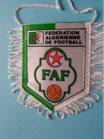 FEDERATION ALGERIENNE DE FOOTBALL > FANION De FOOTBALL / VOETBAL (Pennant) WIMPEL (Drapeau) ( See Scan ) +/- 10 X 8 Cm.! - Bekleidung, Souvenirs Und Sonstige