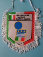 FED. ITALIANA GIUOCO CALCIO > FANION De FOOTBALL / VOETBAL (Pennant) WIMPEL (Drapeau) ( See Scan ) +/- 10 X 8 Cm.! - Bekleidung, Souvenirs Und Sonstige