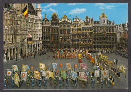 104165/ BRUXELLES, Grand'Place, Groupe De L'Ommegang, Drapeaux Des Corporations - Festivals, Events