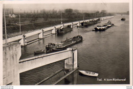 PAYS BAS  TIEL  A'dam Rijnkanaal  .........  Echte Foto  .........  Avec Péniches Sur Le Canal - Tiel