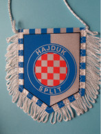 HAJDUK SPLIT > FANION De FOOTBALL / VOETBAL (Pennant) WIMPEL (Drapeau) ( See Scan ) +/- 10 X 8 Cm.! - Apparel, Souvenirs & Other