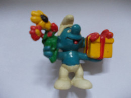 Figurine Schtroumpf / Smurf Met Pakje En Bloemen - Smurfs