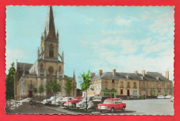 -- ECOMMOY (Sarthe) - PLACE DE L'EGLISE / Véhicules Des Années 1950-60 -- - Ecommoy