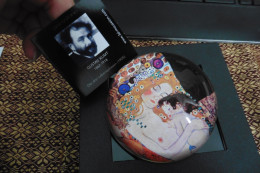 Presse Papier En Verre Femme Et Enfant Les Trois âges De La Vie De Gustav Klimt - Edition Spéciale Boutiques De Musées - Verre & Cristal