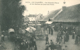 56 LE FAOUET - La Grande Place Et Les Halles Un Jour De Foire  / TTB / RARE - Le Faouet