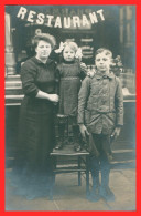 * Cp Photo - Femme Et Ses Enfants Devant Un Restaurant - Fillette Garçon - Fille Woman Lady Frau - Restaurants