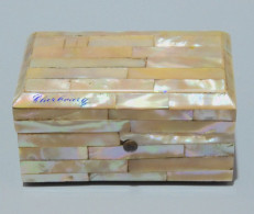 - JOLIE PETITE BOITE MARQUETERIE DE NACRE SOUVENIR De CHERBOURG COLLECTION   E - Boxes