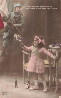 FANTAISIES - Hommes - Une Jeune Fille Qui Pense à Son Père Et Lui Offre Une Fleur- Un Militaire - Carte Postale Ancienne - Männer