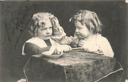 ENFANTS - Deux Enfants Se Touchant Les Visages -  Carte Postale Ancienne - Ritratti