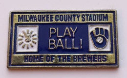 B52 Pin's Baseball OURS Milwaukee County Stadium Home Of The BREWERS Play Ball Achat Immédiat - Baseball