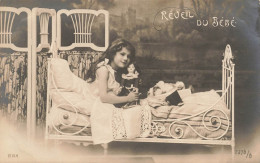 ENFANTS - Une Petite Fille Assise Sur Son Lit Avec Son Poupée - Réveil Du Bébé - Carte Postale Ancienne - Ritratti
