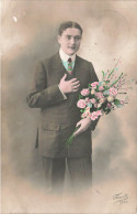 FANTAISIES - Hommes - Jeune Homme Portant Un Bouquet De Fleurs - Carte Postale Ancienne - Männer