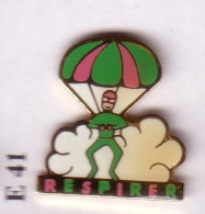 E41 Pin's PARACHUTE PARAPENTE Respirer Parachutisme Achat Immédiat - Parachutespringen